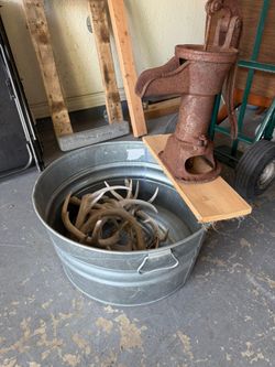 bomba antigua de agua y baño ideal para proyecto de fuente
