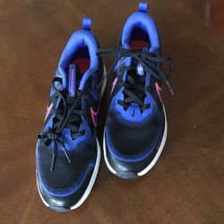 Nike  Tennis Shoes  Size 6.7 Brand New 