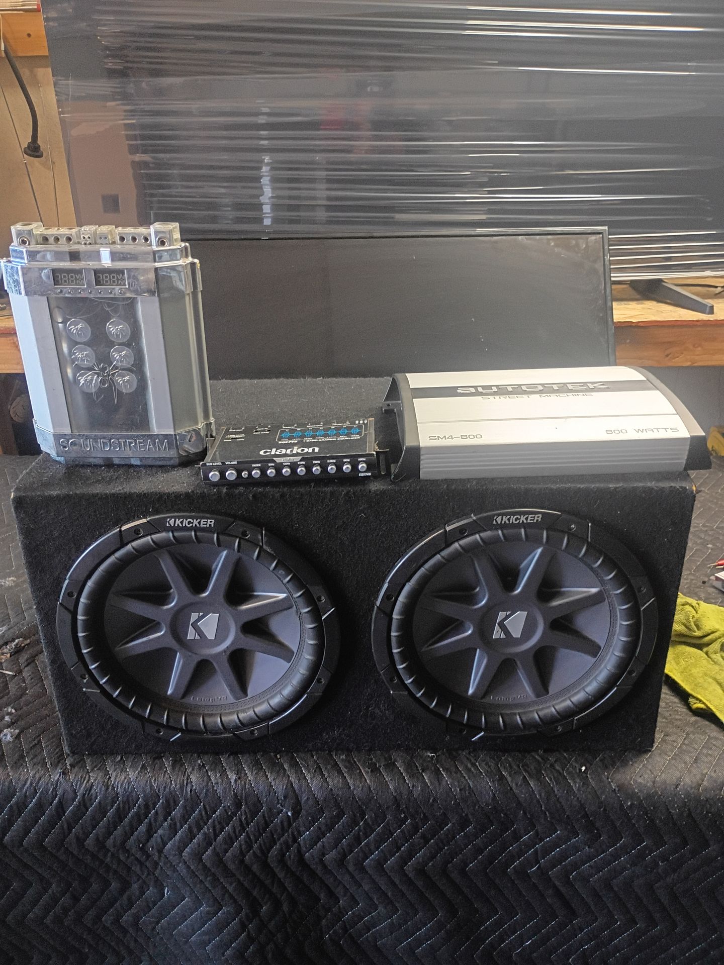 12 inch kickers subwoofer double coil capacitor Clarion equalizer 4 channel amplifier for more information message me hablo Espanol