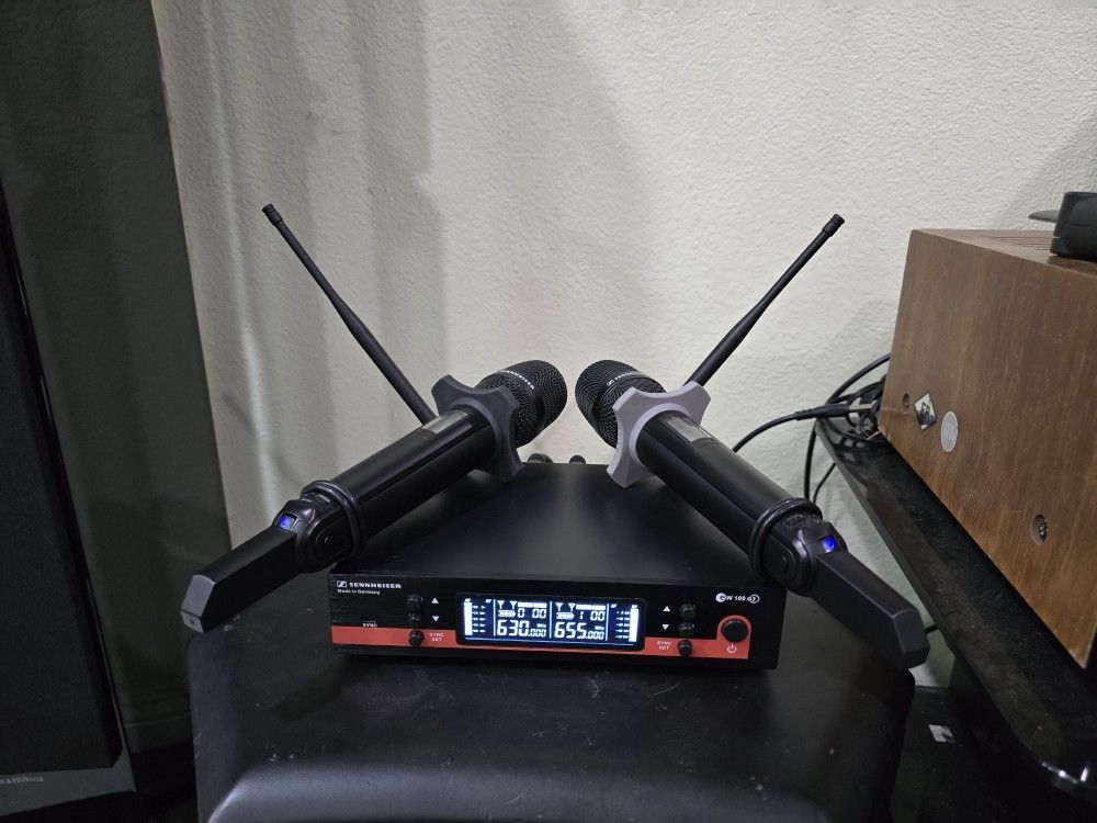 Top Quality! EW100G3 SKM9000 Professional
Dual Wireless Microphone Stage
Performance 2 Channels 600-699 UHF. 