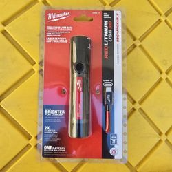 Milwaukee
800 Lumens LED USB Rechargeable Fixed Focus Flashlight