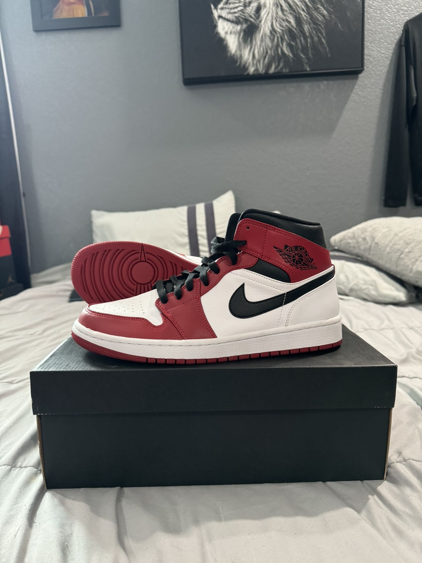 Air Jordan 1 Mid Chicago Toe