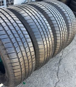265 60 18 vendo un set de llantas usadas con 80 de vida marca Michelin