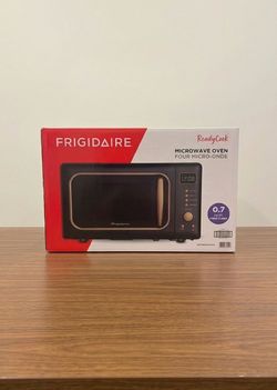 Frigidaire ReadyCook 0.7 Cu Ft Microwave Oven