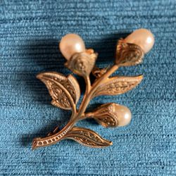 Beautiful Vintage Flowering Faux Pearl Brooch pin - Goldtone with 3 Faux Pearls