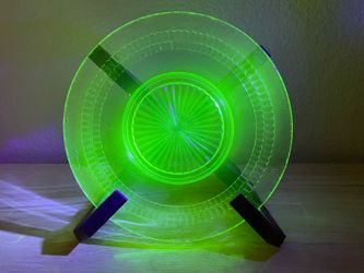 8.5” Vintage Uranium Green Depression Glass Roulette Many Windows Anchor Hocking Plate