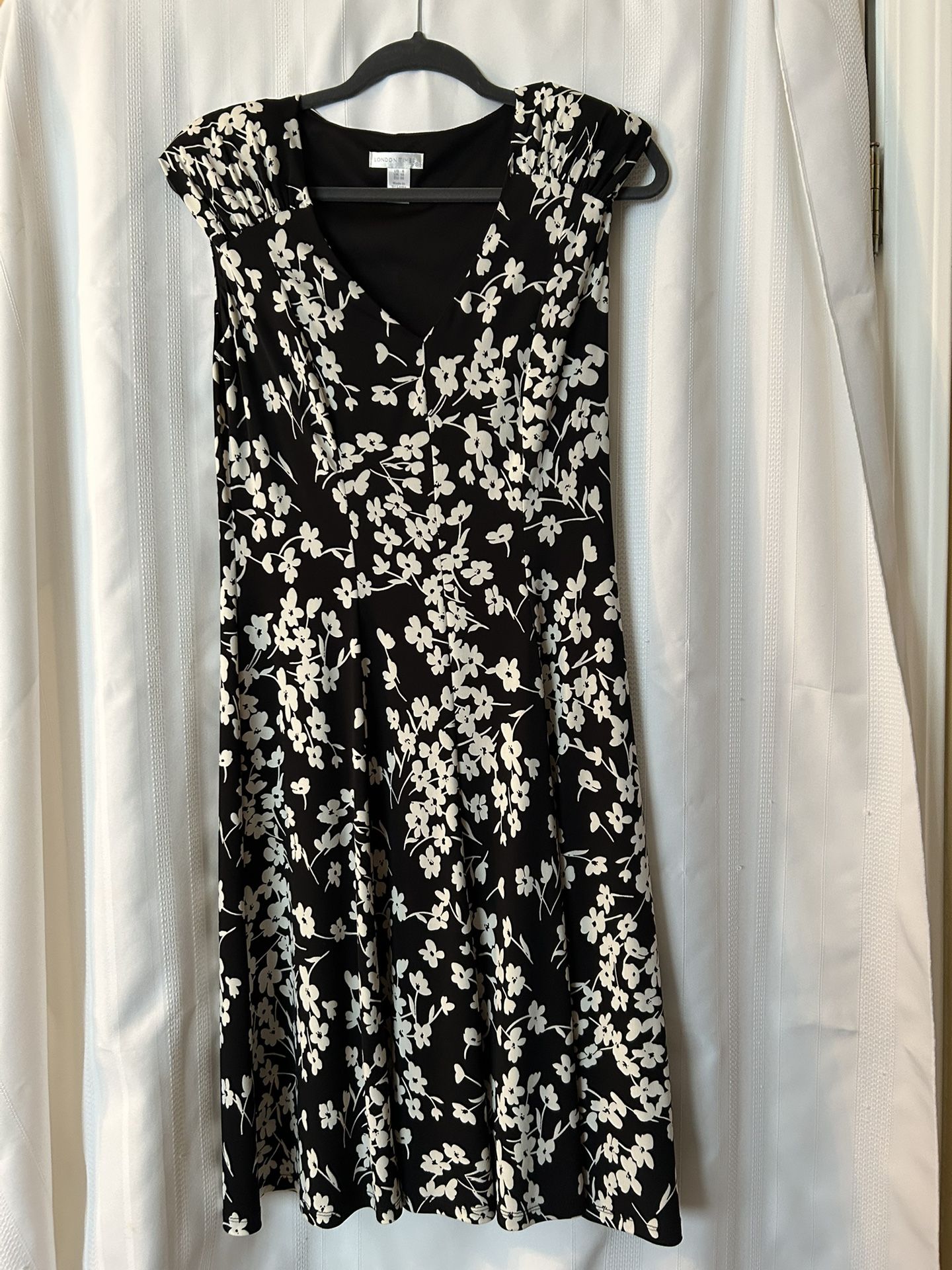 London Times Floral Dress Slinky Sleeveless V-Neck Size 6 (US)