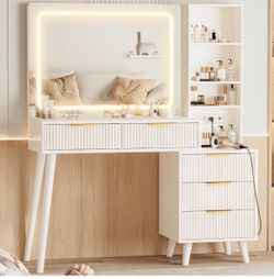 unboxed 48“ vanity desk with LED mirror