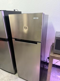 Apartment size refrigerator /freezer