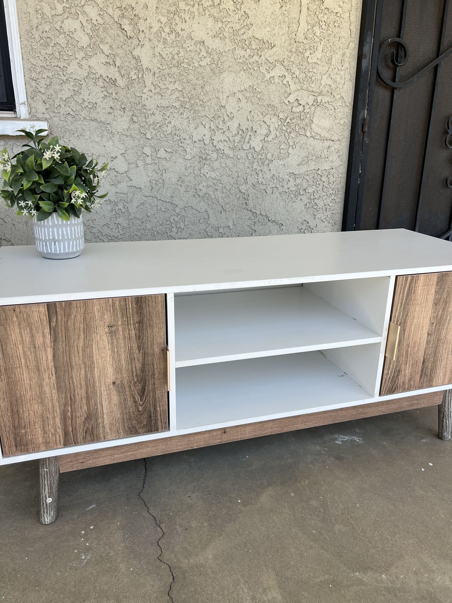 Tv stand