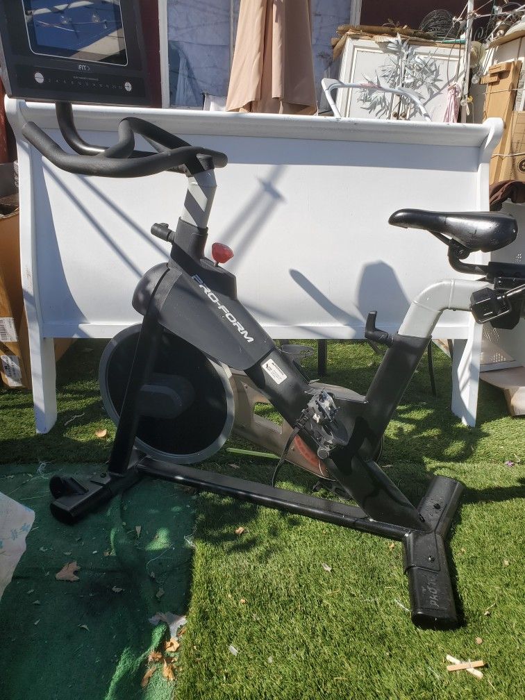 PRO FORM EXERCISE BIKE ( PLEASE READ DESCRIPTION)