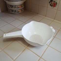 Tupperware Large 2 Qt White Strainer