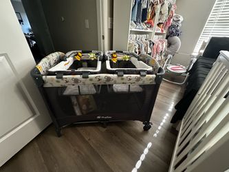 Twin bassinet