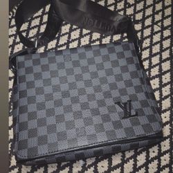 MESSENGER BAG