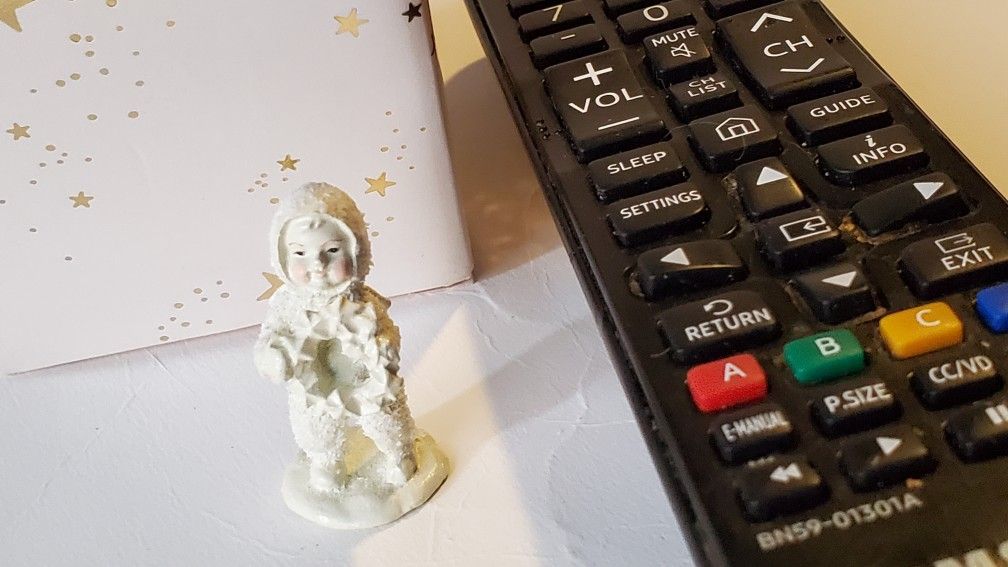 Cute Little Snowbabies Child Holding Wreath Figurine 