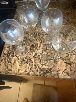 Set of 5 Clear Glass Wine Glasses