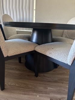 Round Dining Table and 4 Boucle Chairs