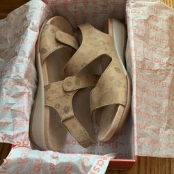 Light Brown leather Sandals W/flowers on them