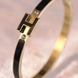 ✨ Elegant 18K Gold-Plated H Bracelet – White Enamel Finish ✨