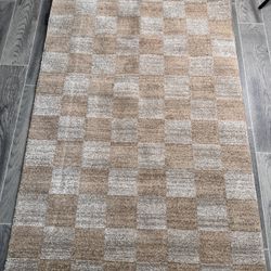 Beautiful 3’6” x 5’6” geometric area rug from the Loloi Calvin Collection/apricot and ivory.