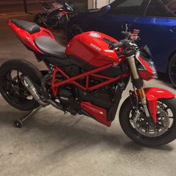 Super Clean Ducati Streetfighter 848 contact info removed)