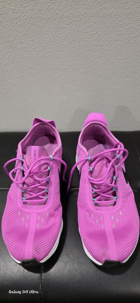 Women Nike Size 9