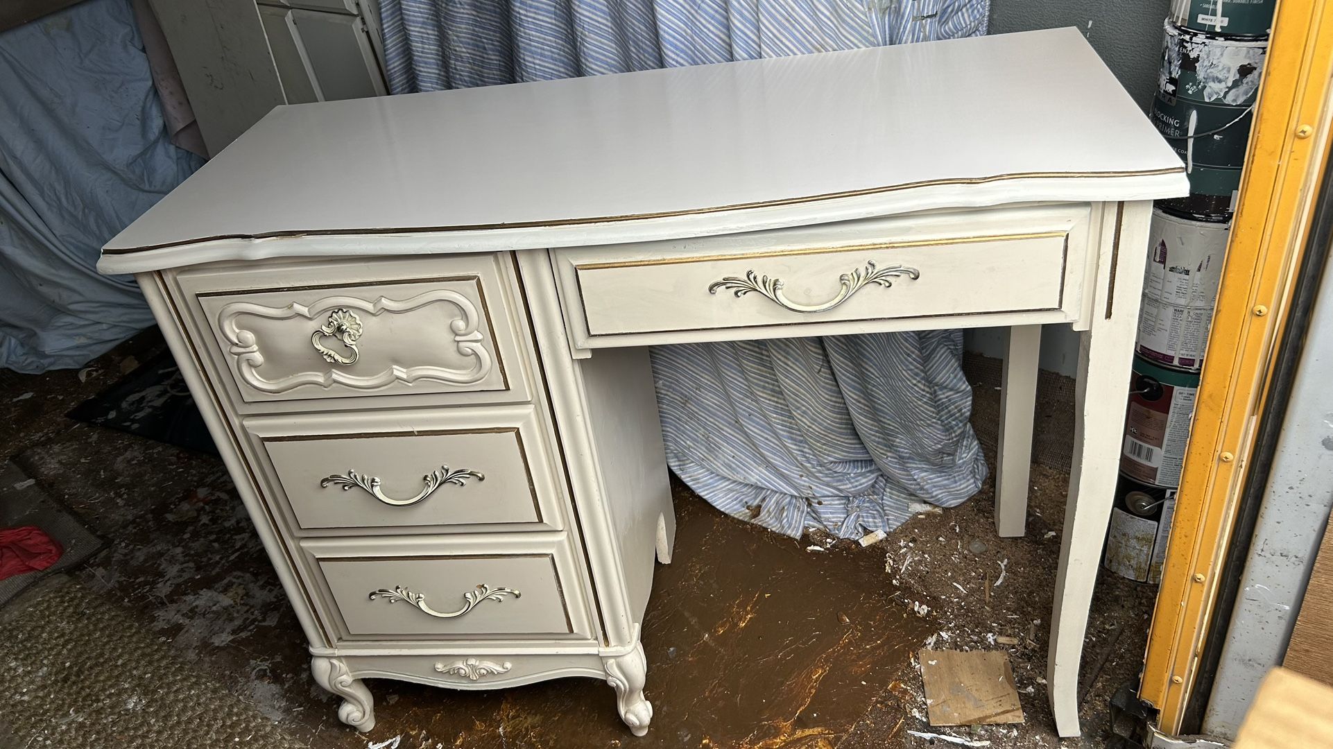 LEA vintage French Provincial desk students desk off white/beige L40”*D18”*H31”(address in description   👇delivery 🚚 available within 15 miles with 