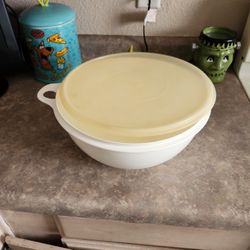 Tupperware Mixing/Storage Bowl W/Lid 32 Cups