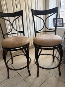 2 swivel bar /counter stools