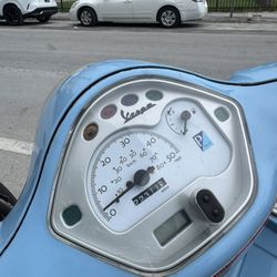 2005 Vespa LX 50 – Runs Like New – New Brakes + Carburetor