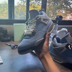 JORDAN 4 UNIVERSITY BLUE - SIZE 11