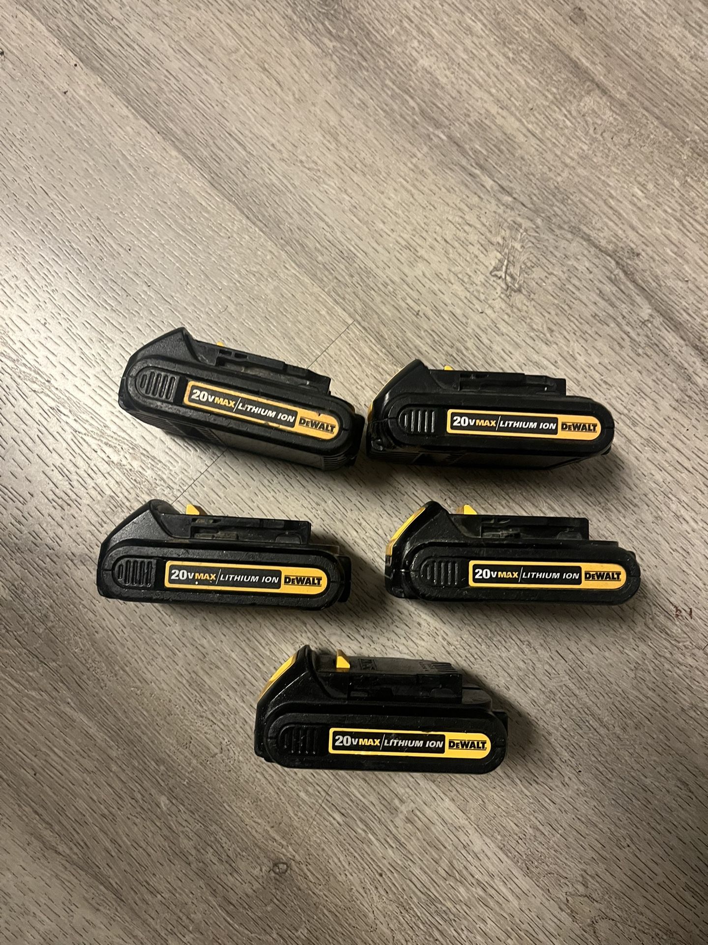 Dewalt 20v Baterías 🔋 $100 Por Todas Firme Precio No Perdamos El Tiempo Trabajan Bien
