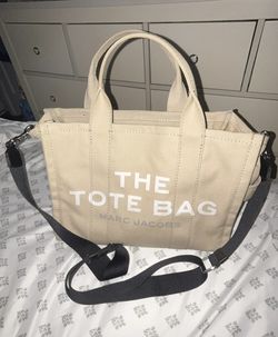 Marc Jacobs- The CANVAS TOTE BAG