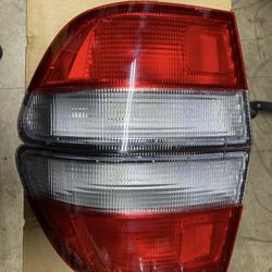 96-98 Honda Civic 4dr Tail Light With Free Light Bulb 