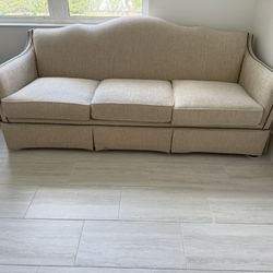 HENREDON furniture, living room sofa, in excellent condition