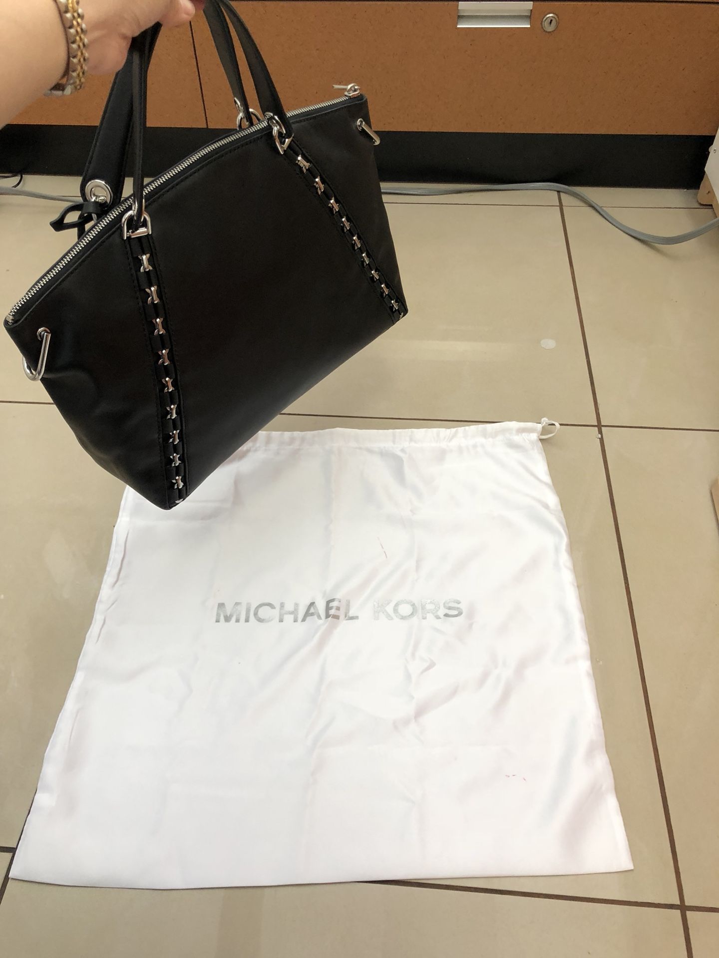 Michael-Kors-30F7SAES3L-398-Sadie-Large-Top-Zip-Satchel-Leather-Purse-black