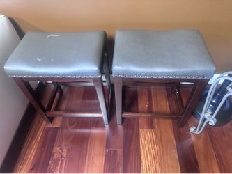 Tengo 3 banquitos de estos en buenas condiciones $30 cada uno o $70 por los 3 $25 each or $70 for all3