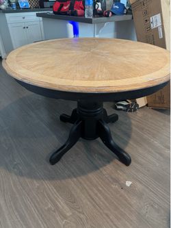 Round table + 4 chairs