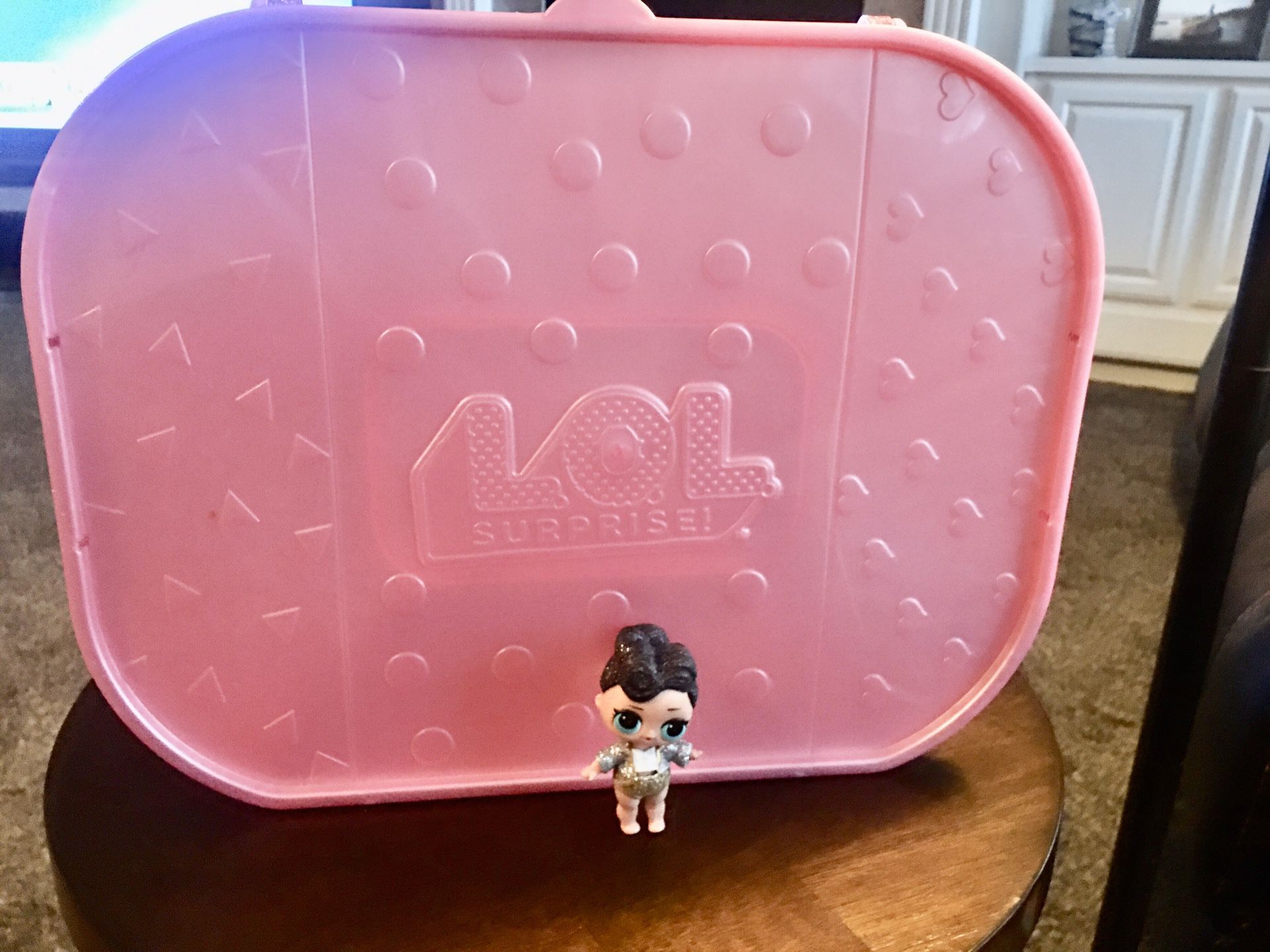 LOL SURPRISE DOLL CARRIER WITH HANDLE! HOLDS QUITE A FEW LOL DOLLS!! 15 X 7 INCHES - NICE & HUGE INSIDE ! CLEAN AND SPARKLY INCLUDES ONE LOL DOLL