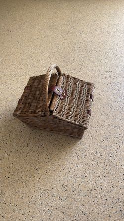 NEW Picnic Plus PSM-1170L 2-Person Wicker Picnic Basket Set | Complete