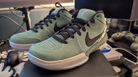 BRAND NEW Kobe IV Girl Dad's Size 5, DS