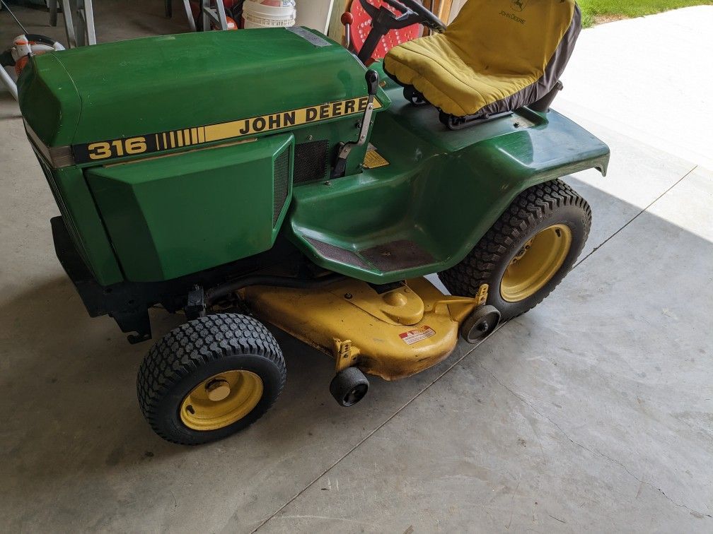 John Deere 316 Riding Mower