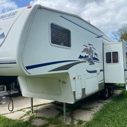 2006 COUGAR BY KEYSTONE 5TH WHEEL  TRAILER WITH SLIDE OUT 26-FOOT NEW TIRES 