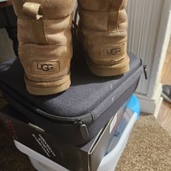 UGG Woman Boot Size (7).