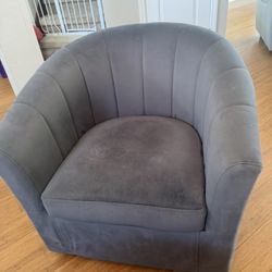 4 Swivel Lounge Chairs 