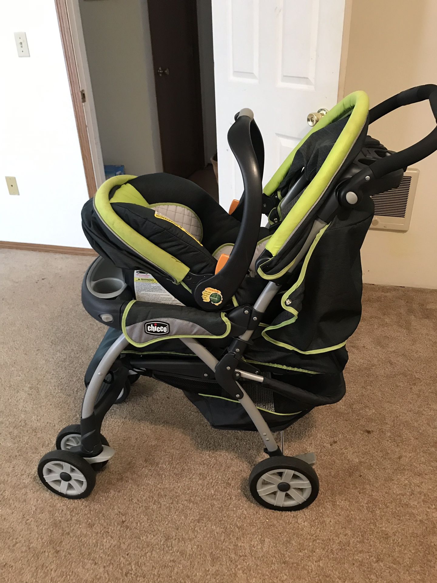 Chicco car seat and stroller combo FREE!!!!