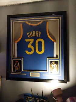 Real signed curry jersey in frame bran new