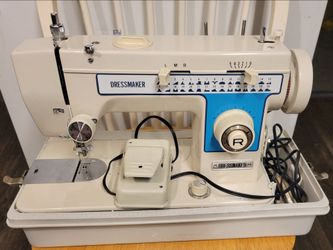 Vintage 1960's dressmaker S-2402 sewing machine w/ Case  / Like New