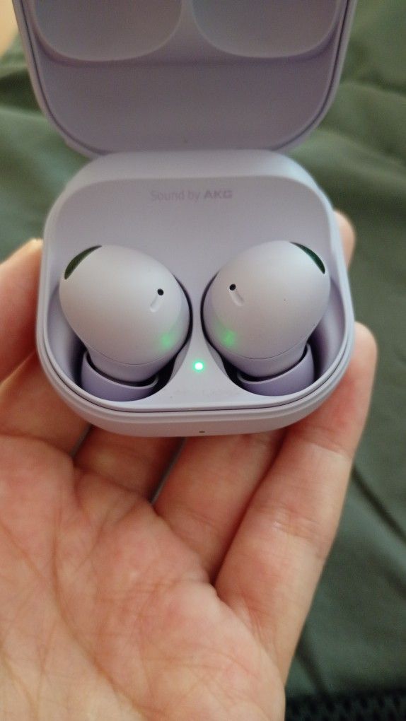 Samsung Bud Pro 2. Perfect Condition. Lavender. With Charging Case.