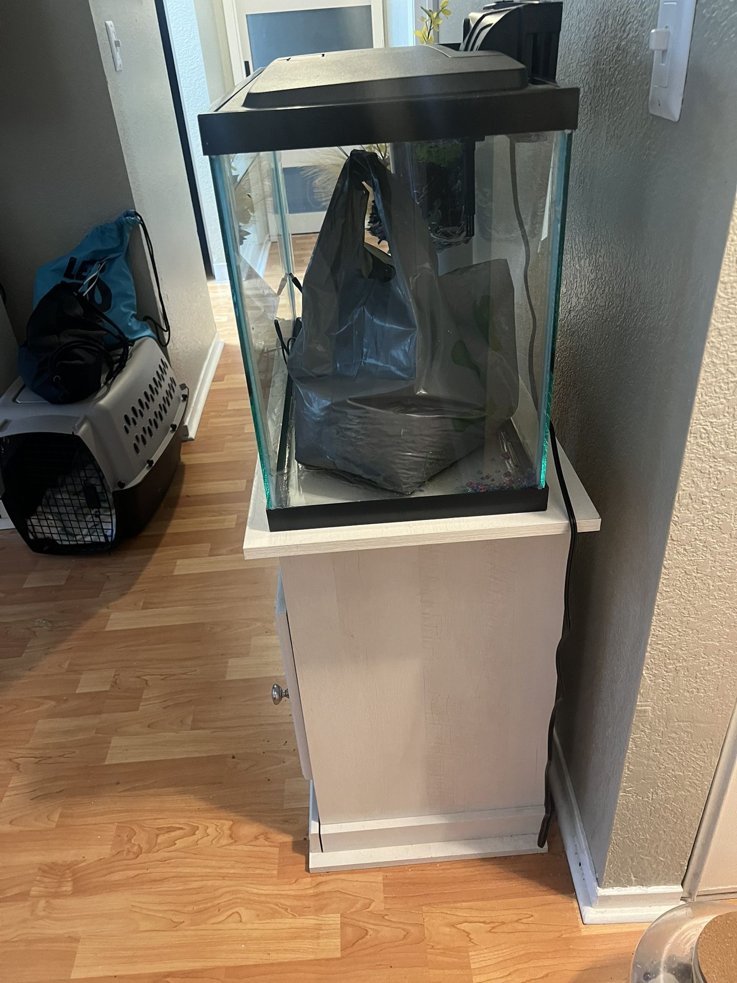 20 Gallons Fish Tank w/stand!